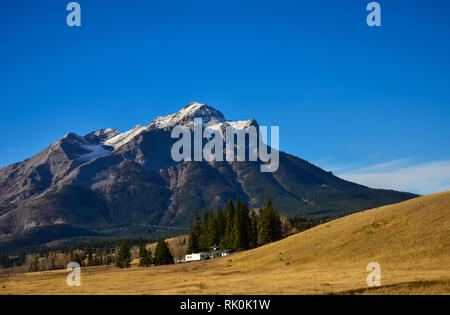 Ferme à la base d'une montagne de la Colombie-Britannique, Canada Banque D'Images