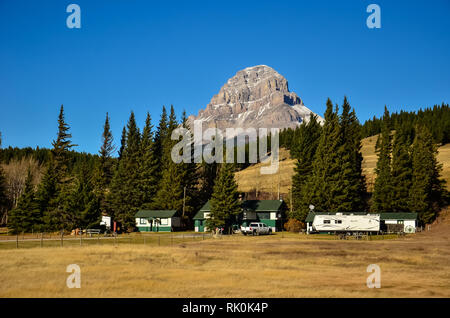 Ferme avec nid-de-montagne dans l'arrière-plan, British Columbia, Canada Banque D'Images