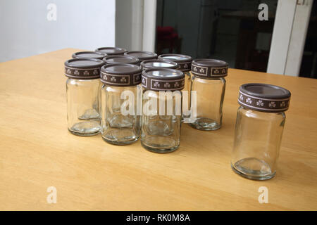 Pots à épices en verre vintage avec 3 Leaf Clover sur couvercle Banque D'Images