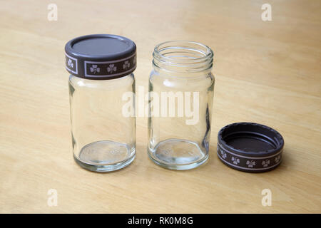 Pots à épices en verre vintage avec 3 Leaf Clover sur couvercle Banque D'Images