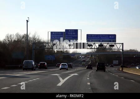 Le trafic sur la jonction 3 entre M27 et M271 vers Southampton en Angleterre Banque D'Images