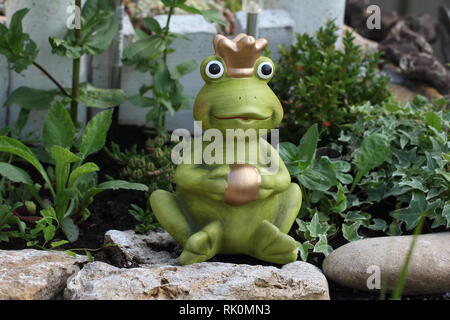 Décorations pour le jardin / grenouille décoratif dans le jardin Banque D'Images