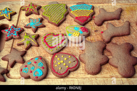 Les biscuits de Noël en forme d'arbres de Noël, des coeurs et des étoiles Surrey England Banque D'Images