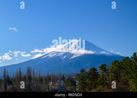 Paysage de montagne Fuji sur ciel bleu en hiver, Yamanashi, Japon Banque D'Images