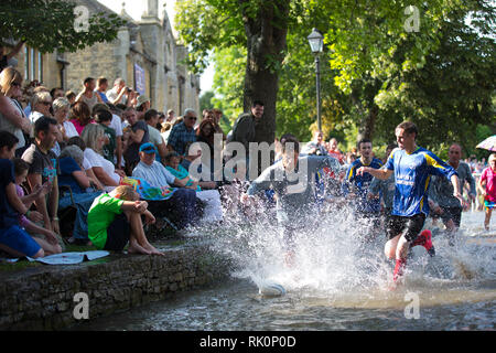 Jouer des équipes de football de l'eau dans la rivière Windrush Bourton sur l'eau dans la région des Cotswolds. 23 août 2013. Banque D'Images