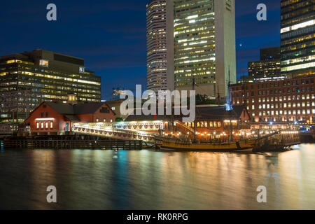 Musée Boston Tea Party la nuit à Fort Point Channel à Boston, Massachusetts, États-Unis. Banque D'Images