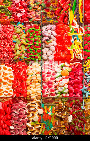 Assortiment de bonbons gommeux sur le marché de rue Banque D'Images