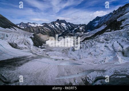 Vue aérienne de montagnes des Alpes en Suisse. Vue de l'hélicoptère dans les Alpes suisses. Sommets de montagne dans la neige. Vue à couper le souffle de Jungfraujoch et le Banque D'Images