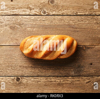 Le pain blanc. Concept de boulangerie. Miche sur table en bois avec place vide pour la conception. Vue d'en haut. Banque D'Images