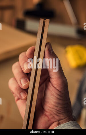 L'examen de charpentier en bois, cadre photo partie de la main avec selective focus Banque D'Images