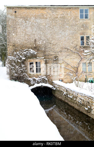 Winson mill et la rivière colne dans la neige de l'hiver. Coln St Dennis, Cotswolds, Gloucestershire, Angleterre Banque D'Images