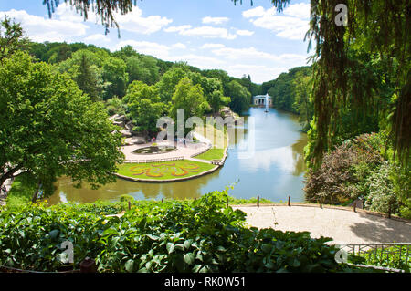 Paysage du Parc Sofiyivka à Ouman, en Ukraine avec un parterre de fleurs, lac, fontaine, d'énormes rochers et pelouses soignées sur une journée ensoleillée. Tourné à partir de ci-dessus. Banque D'Images