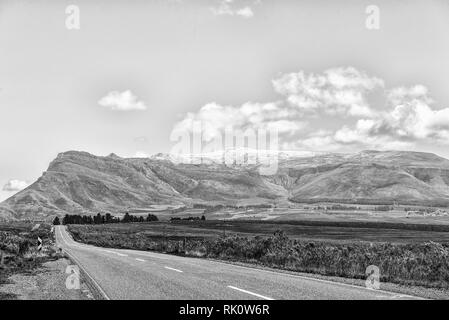 Paysage Monochrome sur route R46 près de Ceres dans la province occidentale du Cap. La neige est visible sur les montagnes Theronsberg Banque D'Images