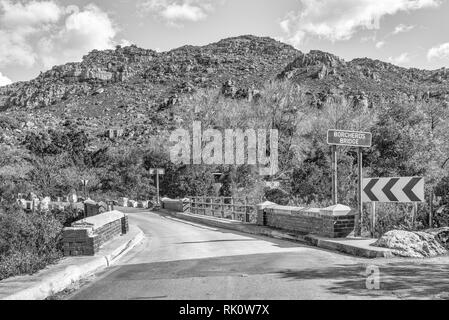 Une seule voie road bridge, appelé Borcherds Bridge, le quartier historique bains Kloof Pass dans la province occidentale du Cap. Monochrome Banque D'Images