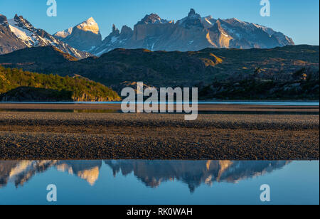 Reflet de la Torres del Paine et Cuernos dans les eaux pures du lac Grey près du même nom glacier, Torres del Paine, Patagonie, Chili. Banque D'Images