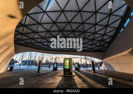 Moscou, Russie, le 22 janvier 2018 Zaryadye Park dans le centre de Moscou. Modèle triangulaire de toit moderne en verre transparent Banque D'Images