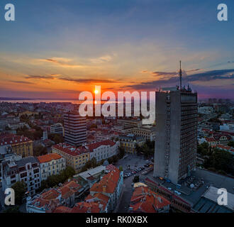 Gare à Burgas au coucher du soleil. Architecture et rues de la vieille ville Banque D'Images