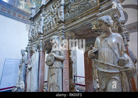 L'Italie. Milan, Lombardie. Dans la Basilique de Sant'Eustorgio il y a la chapelle Portinari. Dans l'arche, vous pouvez trouver les restes de saint Pierre Martyr. Sous Banque D'Images