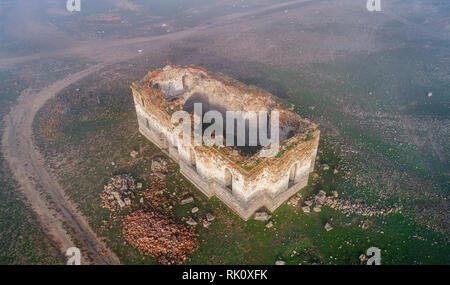 Ruines de l'ancienne église orthodoxe de l'église de Saint Ivan Rilski abandonné au bas de Zhrebchevo Dam Lake durant le régime communiste en Bulgarie Banque D'Images