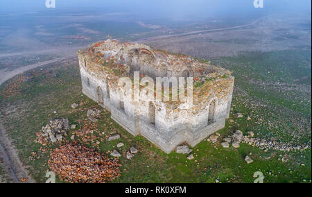 Ruines de l'ancienne église orthodoxe de l'église de Saint Ivan Rilski abandonné au bas de Zhrebchevo Dam Lake durant le régime communiste en Bulgarie Banque D'Images