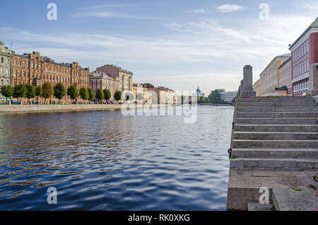 La Rivière Fontanka, vieux bâtiments résidentiels, l'anglais, pont piétonnier un pont, trois et cathédrale de la trinité ou la Cathédrale Troitsky Banque D'Images