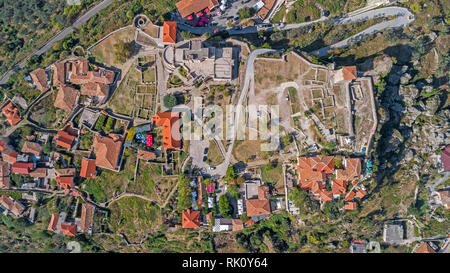 Vue aérienne Drone sur avec ruines de château Real en Albanie Banque D'Images