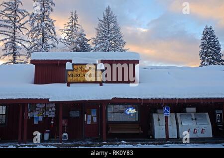 Le fleuve Yaak Mercantile en hiver au lever du soleil. Yaak, Montana du Nord-Ouest. (Photo de Randy Beacham) Banque D'Images