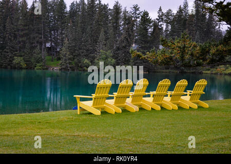 Adirondack chaises colorées attendent les visiteurs au Lac Lac Beauvert à Jasper National Park, Alberta, Canada. Banque D'Images