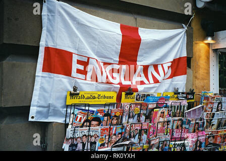 Drapeau de l'Angleterre avec la croix de saint Georges en face de magazines à un marchand de rester à Manchester, UK Banque D'Images