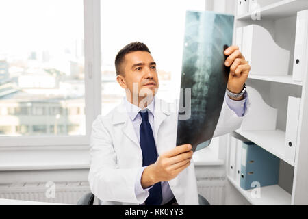 Médecin avec x-ray scanner à l'hôpital Banque D'Images