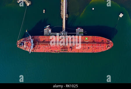 Vue aérienne du navire pétrolier au port de nuit, l'importation d'affaires à l'exportation et de transport logistique. Banque D'Images