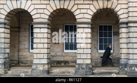 Vue de la place du Parlement et de la Cour de session dans les bâtiments de la vieille ville d'Édimbourg Banque D'Images