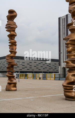 Turin, Italie - 31 mars 2007 : 'Points de vue', l'oeuvre de Tony Cragg, exposés devant le stade olympique. Les trois sculptures illustrent l'enrouler. Banque D'Images