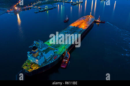 Vue aérienne du navire pétrolier au port de nuit, l'importation d'affaires à l'exportation et de transport logistique. Banque D'Images