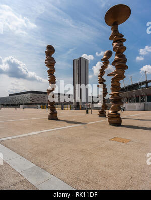 Turin, Italie - 11 juillet 2009 : 'Points de vue', l'oeuvre de Tony Cragg, exposés devant le stade olympique. Les trois sculptures illustrent le tournoie Banque D'Images