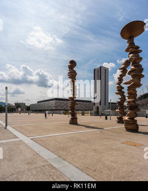 Turin, Italie - 11 juillet 2009 : 'Points de vue', l'oeuvre de Tony Cragg, exposés devant le stade olympique. Les trois sculptures illustrent le tournoie Banque D'Images