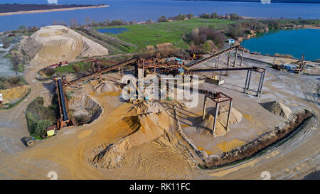 Vue panoramique de la carrière de sable, extraction de sable, de construction jaune sable de pompage avec l'aide de puissantes pompes, post-apocalyptique Banque D'Images