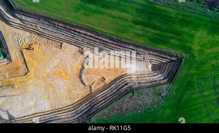 Vue panoramique de la carrière de sable, extraction de sable, de construction jaune sable de pompage avec l'aide de puissantes pompes, post-apocalyptique Banque D'Images