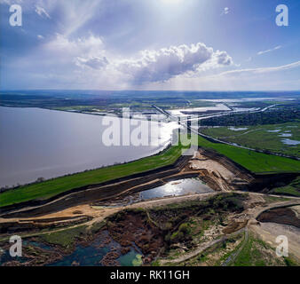 Vue panoramique de la carrière de sable, extraction de sable, de construction jaune sable de pompage avec l'aide de puissantes pompes, post-apocalyptique Banque D'Images