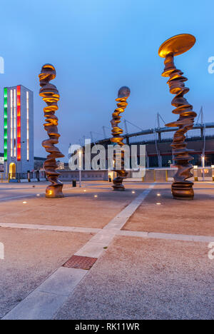 Turin, Italie - 10 juin 2012 : 'Points de vue', l'oeuvre de Tony Cragg, exposés devant le stade olympique. Les trois sculptures illustrent le tournoie Banque D'Images