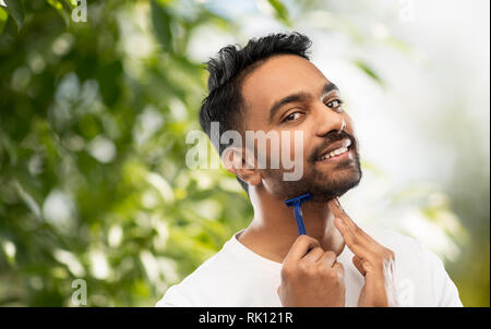 Barbe de rasage homme indien avec une lame de rasoir Banque D'Images