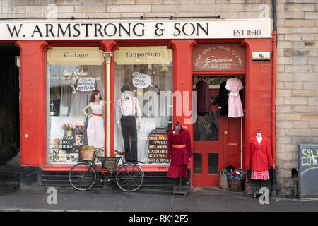 W Armstrong & Son vintage et de seconde main boutique de vêtements à Grassmarket dans la vieille ville d'Édimbourg, Écosse, Royaume-Uni Banque D'Images