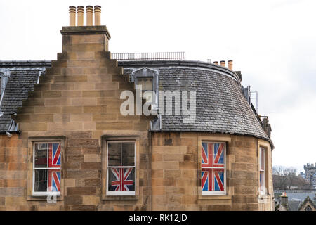 Immeuble ancien avec drapeaux Union Jack dans la vieille ville d'Édimbourg dans windows , Ecosse, Royaume-Uni Banque D'Images