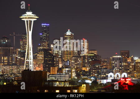 Seattle, Washington, USA - 17 Avril 2015 : la Space Needle et du centre-ville de Seattle skyline Banque D'Images