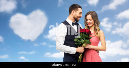 Couple avec bouquet de fleurs le jour de Valentines Banque D'Images