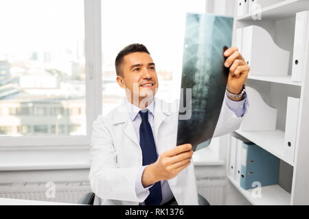 Médecin avec x-ray scanner à l'hôpital Banque D'Images