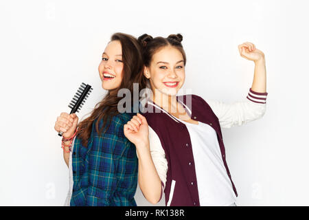 Teenage Girls singing à brosse et s'amuser Banque D'Images