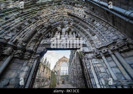 Détail de l'abbaye de Holyrood en ruine au palais de Holyroodhouse à Edimbourg, Ecosse, Royaume-Uni Banque D'Images