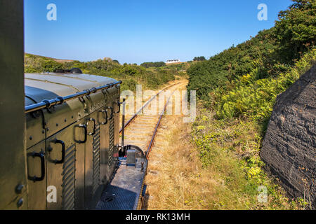 Vue depuis la cabine conducteur d'Aurigny's Railway moteur 'Elizabeth' en direction de Mannez. Banque D'Images