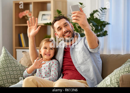 Père et fille en tenant à la maison selfies Banque D'Images